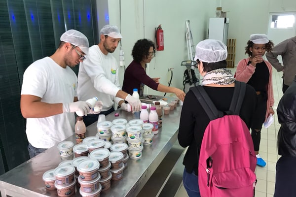 Élève en train de faire de la cuisine